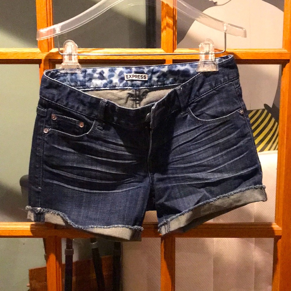 Express women’s short. Size 0. Stretchy. 4 inch inseam. Medium rinse.